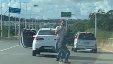 Photo of Viralizou: Homens descem de carro e trocam socos em trânsito de Salvador; veja o vídeo