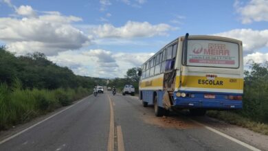 Photo of Região: Ônibus escolar se envolve em acidente com carreta na BA-148