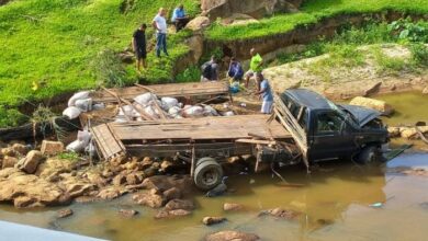Photo of Motorista fica ferido após caminhão desgovernado despencar de ribanceira e cair em rio no Vale do Jiquiriçá