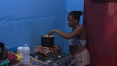 Photo of Mulher compra álcool combustível para cozinhar após aumento no preço do gás na Bahia