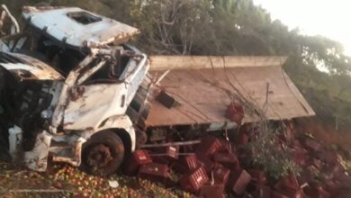 Photo of Região: Motorista morre e passageiro fica ferido após caminhão capotar em curva na BA-142; vítimas foram identificadas