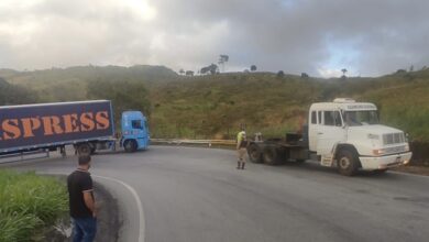 Photo of Serra do Marçal fica interditada por 2 horas após carreta ficar atravessada na pista