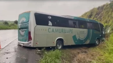 Photo of Ônibus da Camurujipe bate em barranco após ser atingido por caminhão na Bahia; quatro pessoas ficaram feridas