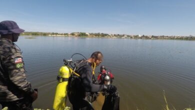 Photo of Vídeo: Homem morre e amigo é socorrido para o hospital após barco virar em lagoa da região; vítima foi identificada