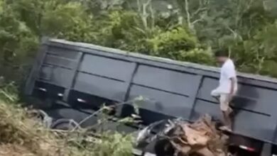Photo of Três pessoas morrem após carro e caminhão baterem de frente e descerem ribanceira na Chapada