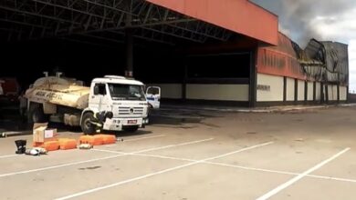 Photo of Vídeos: Operação com viaturas dos bombeiros e caminhões-pipa combate incêndio no Atacadão em Conquista