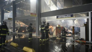 Photo of Conquista: Força-tarefa conta com 60 bombeiros, 9 viaturas e 15 carros-pipa que ainda combatem incêndio no Atacadão