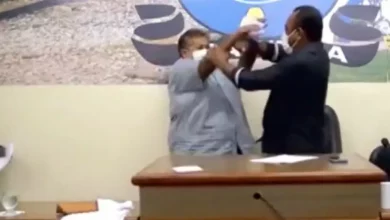 Photo of Viralizou: Vídeo mostra vereador agredindo presidente de Câmara durante sessão na Bahia