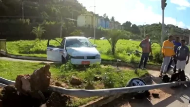 Photo of Táxi capota, arranca semáforo e deixa três pessoas feridas na Bahia