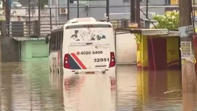 Photo of Após chuvas, passageiros de ônibus ficam ilhados por 7h na Bahia e são resgatados em bote dos bombeiros