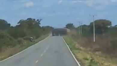 Photo of Vídeo: Caminhoneiro é preso após ser flagrado fazendo ‘zigue-zague’ em rodovia da Bahia; assista