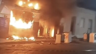 Photo of Vídeos: Loja da rede Zema fica destruída após pegar fogo na região