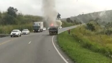 Photo of Vídeo mostra caminhão pegando fogo na BR-116 na Serra do Mutum