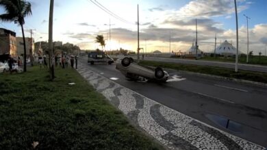 Photo of Carro capota e mulher morre após ser arremessada de veículo na Bahia