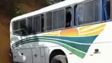 Photo of Motorista erra marcha, ônibus desce ladeira de ré e bate em barranco no sul da Bahia