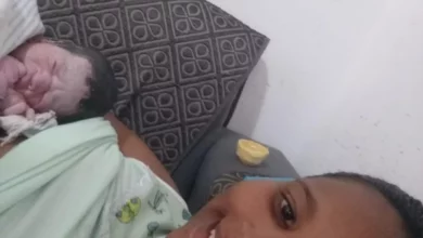 Photo of Mulher tem bebê no sofá de casa após procurar hospital; unidade nega ter recusado internação