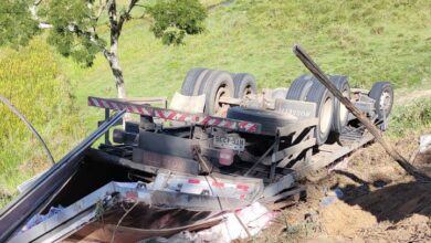Photo of Vídeo: Duas pessoas morrem após caminhão capotar e descer ribanceira da região