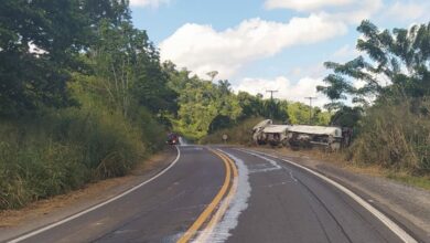 Photo of Caminhão-tanque tomba na BR-330 e rodovia fica totalmente interditada após vazamento de combustível