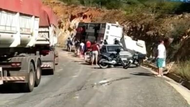 Photo of Vídeo: Motorista e passageiro ficam feridos após caminhão tombar na região; carga de porcos foi saqueada