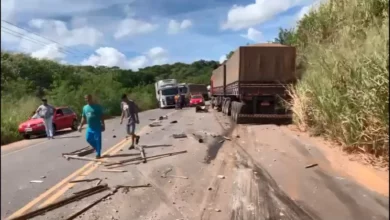 Photo of Acidente entre caminhão e carreta deixa duas pessoas gravemente feridas no sul da Bahia