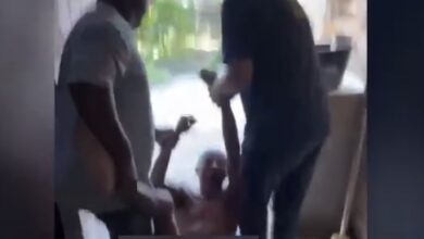Photo of Prefeito viraliza na internet ao arrastar idoso sem roupa e jogar balde de água na Bahia