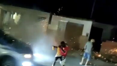 Photo of Vídeo: Homens são atropelados durante queima de “espadas” na Bahia