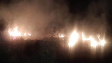 Photo of Policial militar combate incêndio nas proximidades de condomínio e quartel em Conquista