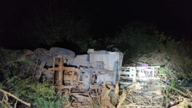 Photo of Região: Homem morre preso às ferragens após caminhão entrar em matagal e tombar