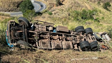 Photo of Após falha mecânica, caminhoneiro perde controle da direção e veículo capota na Serra do Marçal