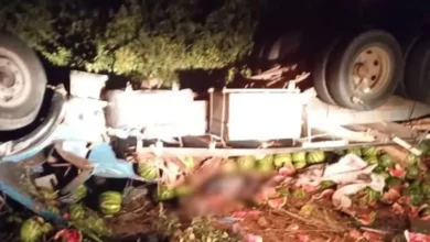 Photo of Quatro pessoas morrem após caminhão capotar; as vítimas estavam em cima da carroceria