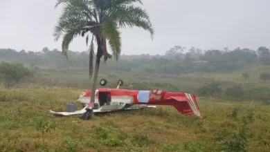 Photo of Avião cai e capota em fazenda na Bahia