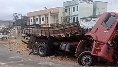 Photo of Vídeo: Caminhão desgovernado tomba em frente a rodoviária da região e deixa motorista ferido