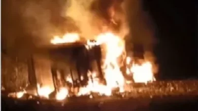 Photo of Caminhão carregado com inseticidas tomba e pega fogo no sul da Bahia