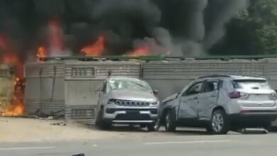 Photo of Vídeos: Caminhão-cegonha tomba, pega fogo e BR-116 fica totalmente interditada na região