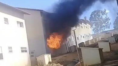 Photo of Vídeo: criança brinca com fósforo e casa pega fogo na região