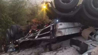 Photo of Caminhoneiro morre após veículo capotar e cair em ribanceira