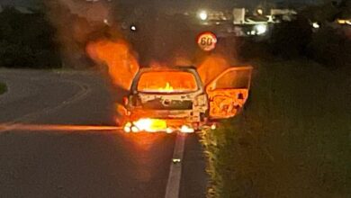 Photo of Susto na estrada: carro pega fogo na BA 650