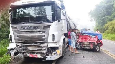 Photo of Acidente entre carro e caminhão deixa dois mortos; carro ficou totalmente destruído