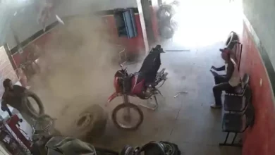 Photo of Vídeo: Dono de borracharia é arremessado e desmaia após explosão enquanto enchia pneu