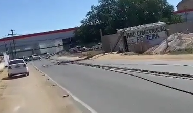Photo of Vídeo: Caminhão derruba postes e deixa rua sem energia em Conquista; Coelba está no local