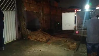 Photo of Idosa morre ao ser atingida por muro após carro invadir casa