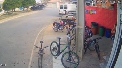 Photo of Susto na região: Vídeo mostra caminhão desgovernado capotando na praça