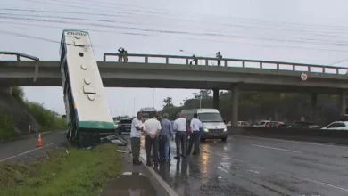 Photo of Ônibus despenca de viaduto e deixa motorista ferido