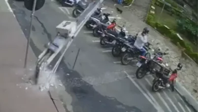Photo of Conquista: Motociclista escapa de ser atingido por poste após caminhão derrubar equipamento; assista