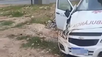Photo of Acidente entre caminhões, ambulância e kombi mata duas pessoas