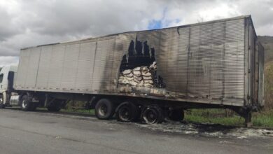 Photo of Região: Carreta pega fogo na BR-116 e parte da carga é saqueada