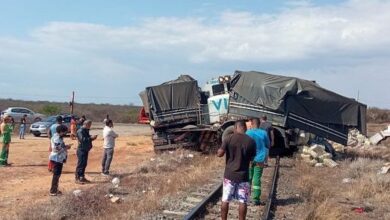 Photo of Fotos: Carreta e trem se envolvem em acidente na região; a pista ficou interditada