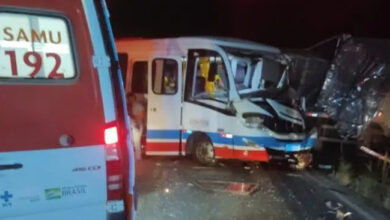 Photo of Ao menos 10 pessoas ficam feridas após batida entre micro-ônibus de policlínica e caminhão