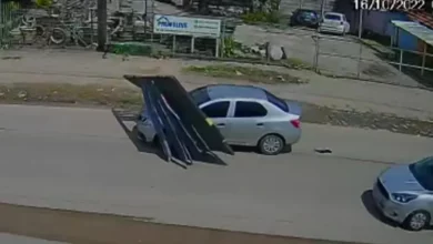 Photo of Vídeo: Homem foge sem pagar conta e arrasta portão de motel por avenida