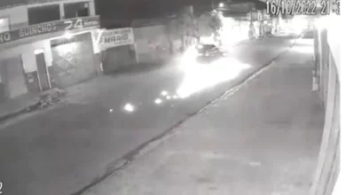 Photo of Motociclista de 21 anos é arrastado por carro após briga com motorista